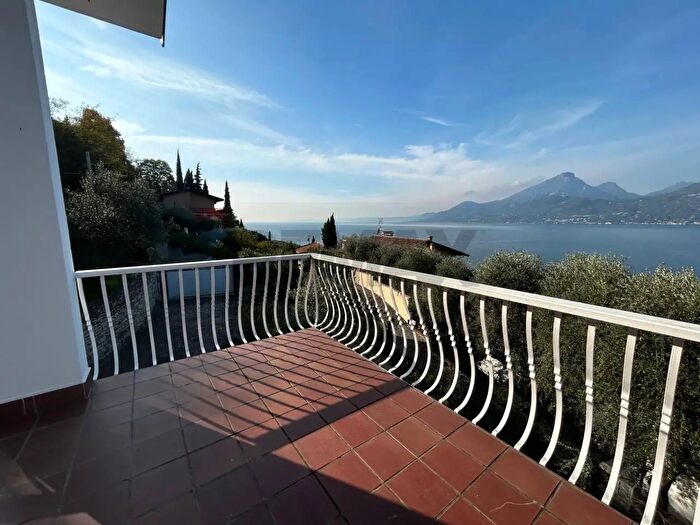 Casa con 6 locali in vendita in Brenzone