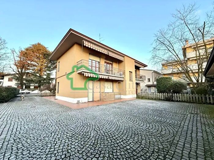 Casa con 6 locali in vendita in Viale Piacenza, Lodi