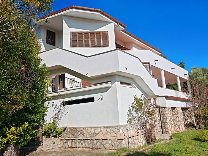 Casa con 9 locali in vendita in Stada Provinciale per Conca Casale Snc, Venafro