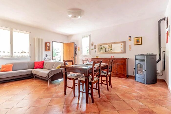 Casa con 9 locali in vendita in Via Schweitzer, Monte San Pietro