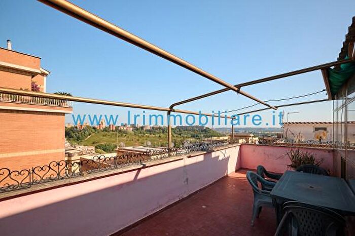 Appartamento trilocale in vendita in Via San Gimignano, Roma