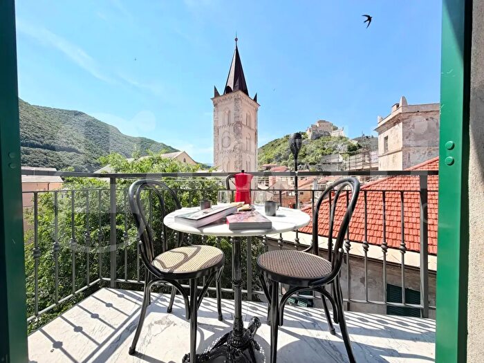 Appartamento trilocale in vendita in Via Nicotera, Finale Ligure