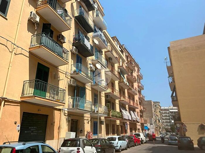 Appartamento trilocale in vendita in Via Tommaso Aversa, Palermo