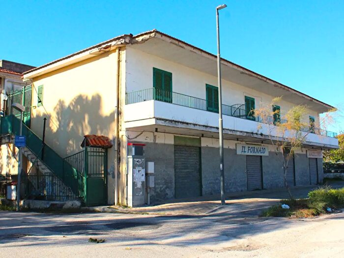 Appartamento trilocale in vendita in Viale Michelangelo Buonarroti, Castel Volturno