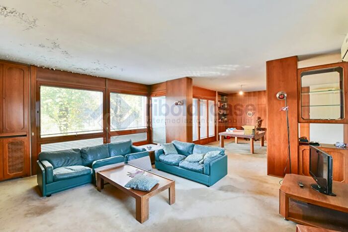 Casa con 10 locali in vendita in Meda