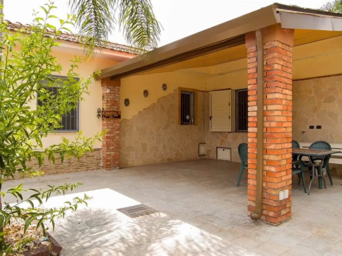 Casa con 7 locali in vendita in Via Tomasi di Lampedusa, Zafferana Etnea