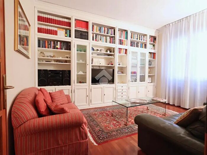 Appartamento trilocale in vendita in Via Adua, Reggio Emilia