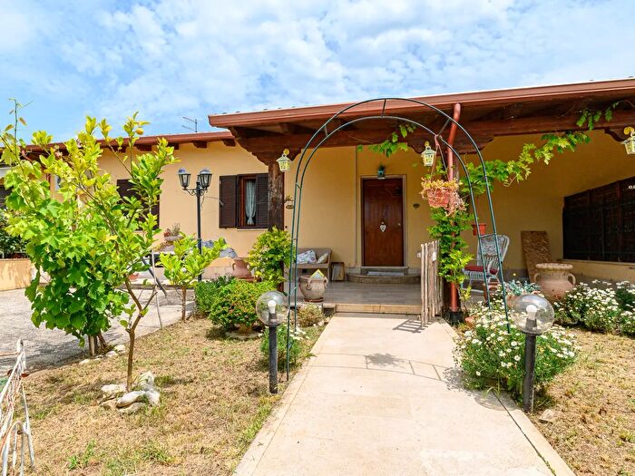 Casa bilocale in vendita in Via Giambattista Niccolini, Guidonia Montecelio