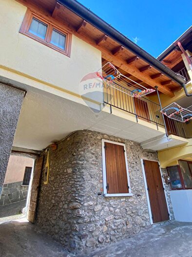 Casa con 8 locali in vendita in Taceno