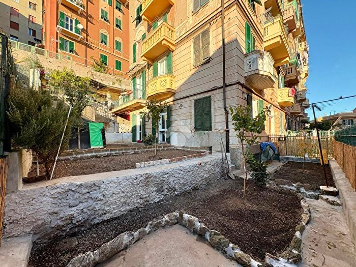 Appartamento quadrilocale in vendita in Via Bordone, Genova