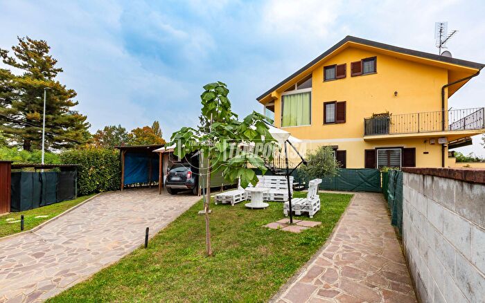 Appartamento trilocale in vendita in Via Borgo Valentino, Arignano