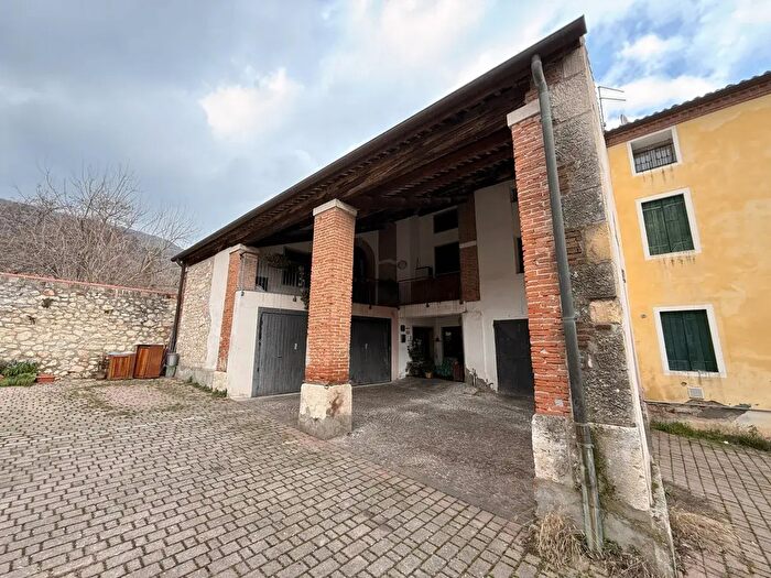 Casa con 5 locali in vendita in Barbarano Mossano