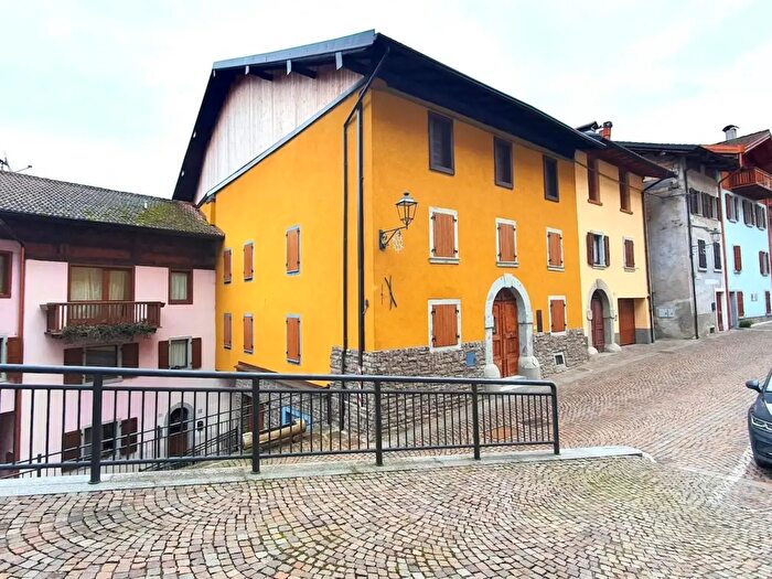 Casa con 11 locali in vendita in Via Giovanni Prati, Castel Condino
