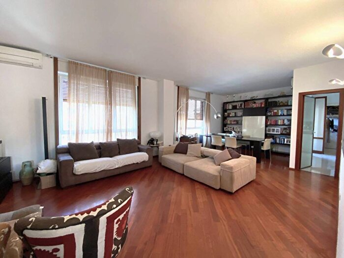 Appartamento quadrilocale in affitto in Via Francesco Ferrucci, Sempione, Milano