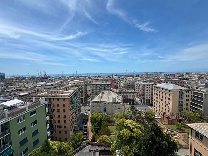 Appartamento con 8 locali in vendita in Genova