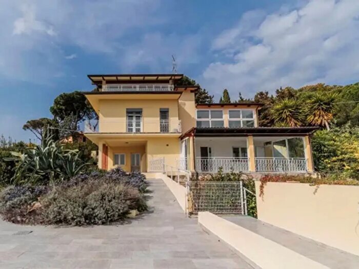 Casa con 6 locali in vendita in Via delle Sezioni, Massarosa