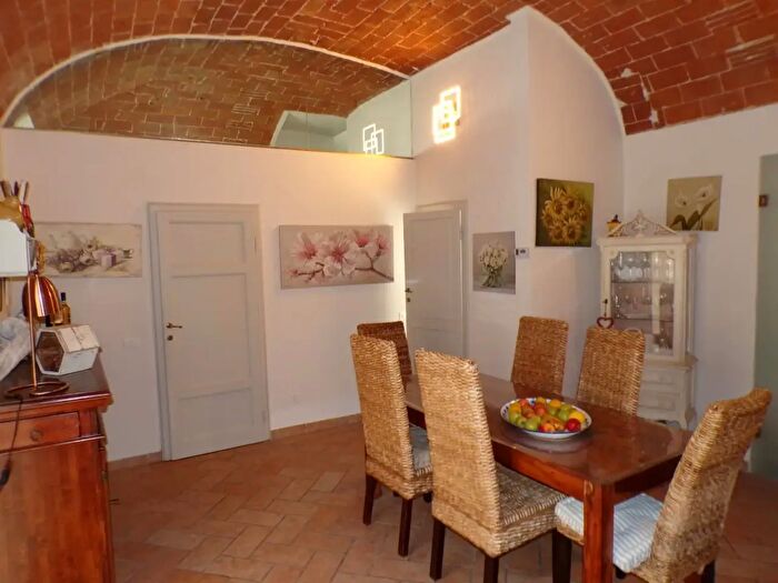 Casa con 5 locali in vendita in Cascina