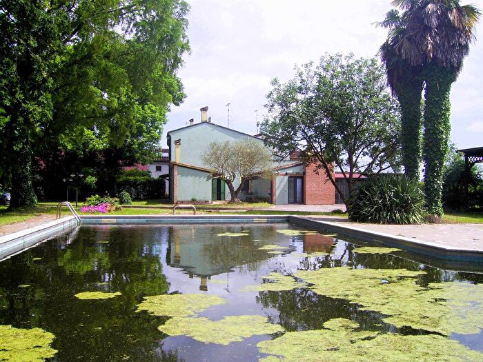 Casa con 8 locali in vendita in Via Cà Bruciata, Curtatone