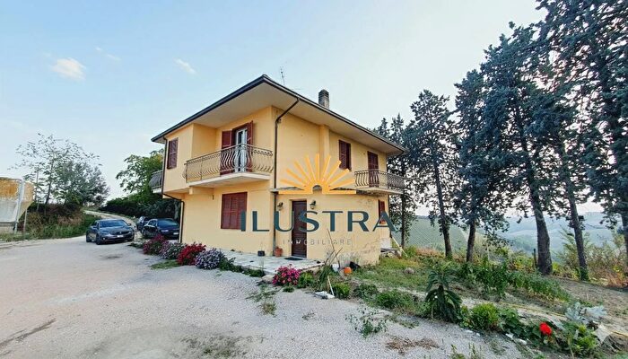 Casa con 8 locali in vendita in Contrada San Lazzaro, Offida