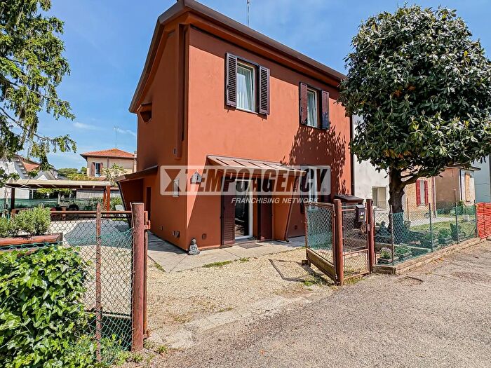 Casa quadrilocale in vendita in Via Rondinella, Cervia