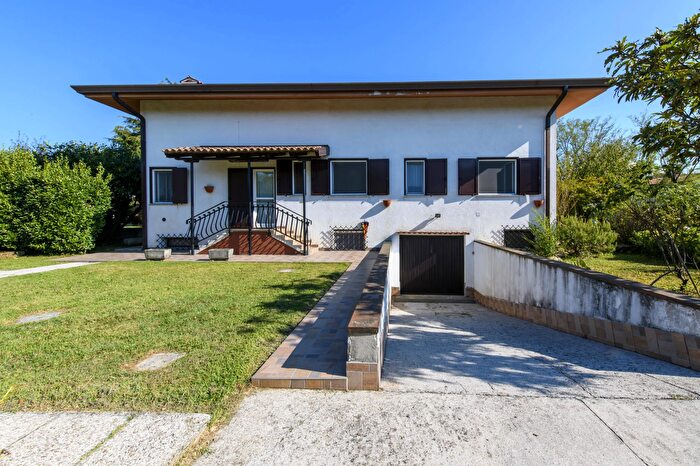 Casa con 10 locali in vendita in Moraro Via Mameli, Moraro