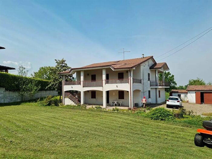 Casa con 9 locali in vendita in Agazzano