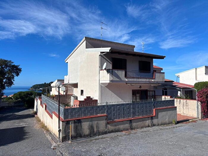 Casa quadrilocale in vendita in Contrada Via Pietra Rossa, Diamante