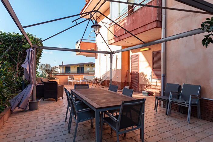 Casa con 7 locali in vendita in Viale Alessandro Manzoni, Pollena Trocchia