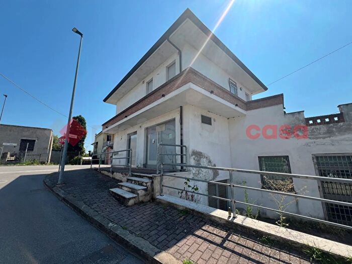 Appartamento trilocale in vendita in Via Giacomo Matteotti, Frassinelle Polesine