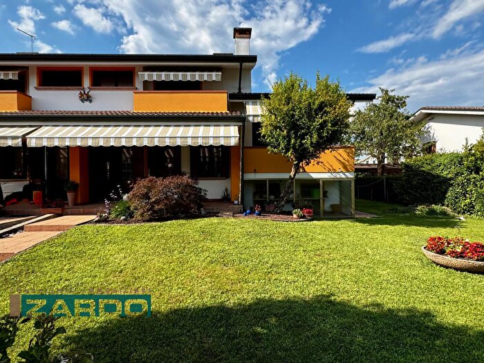 Casa con 6 locali in vendita in Via Roma, Altivole