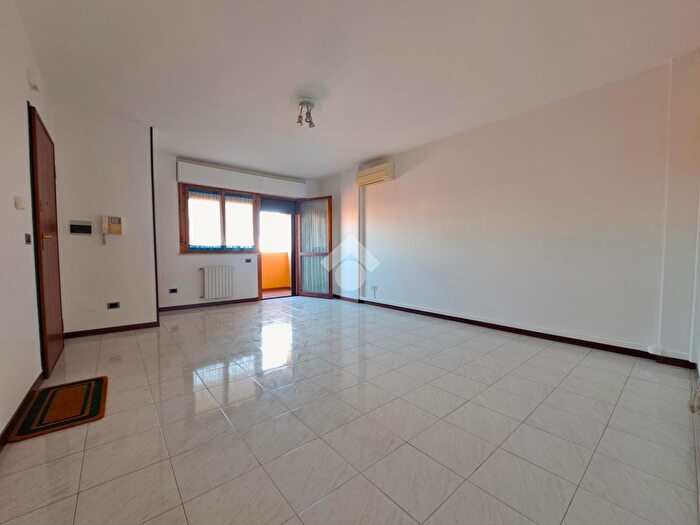 Appartamento trilocale in vendita in Via Carlo Arturo Jemolo, Roma