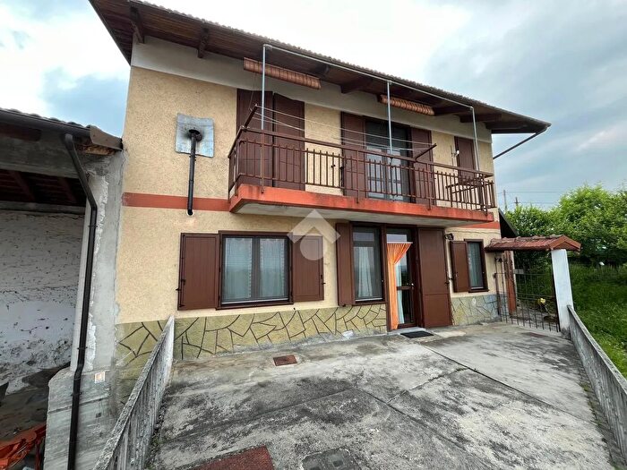 Casa quadrilocale in vendita in Via Carrà, Envie