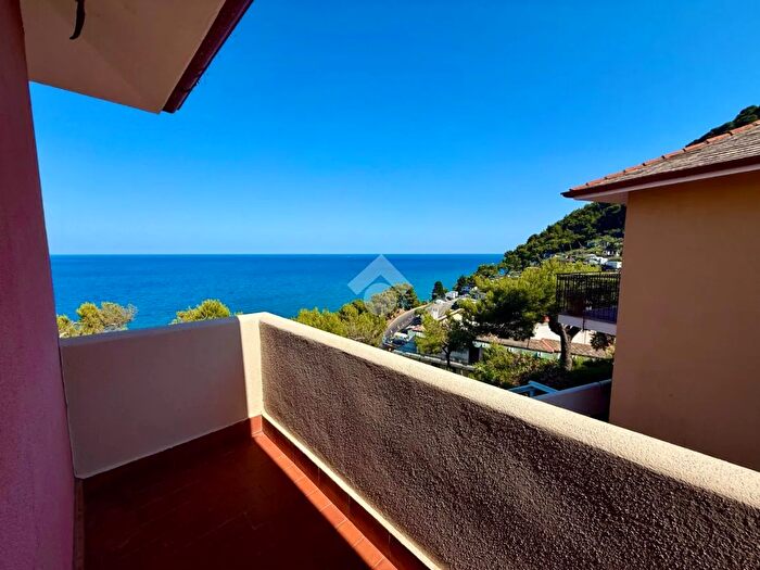 Appartamento trilocale in vendita in Via Giunchetto, Laigueglia