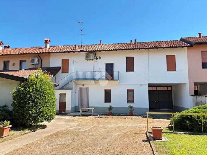 Casa trilocale in vendita in Via F Petrarca, Magenta