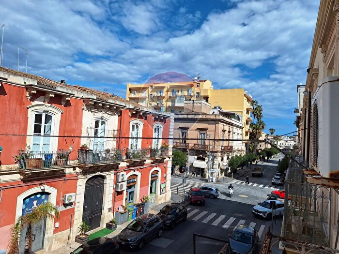 Casa con 9 locali in vendita in Via Nino Bixio, Siracusa