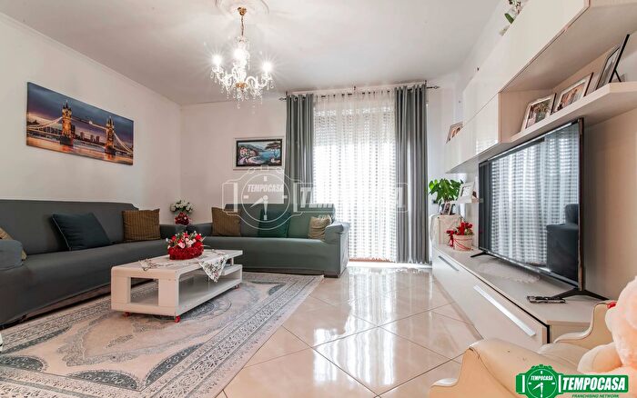 Appartamento trilocale in vendita in Via Monviso, Garbagnate Milanese