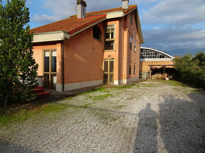 Casa con 9 locali in vendita in Pontedera