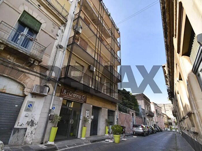 Appartamento con 6 locali in vendita in Via Giuseppe Sciuti, Acireale
