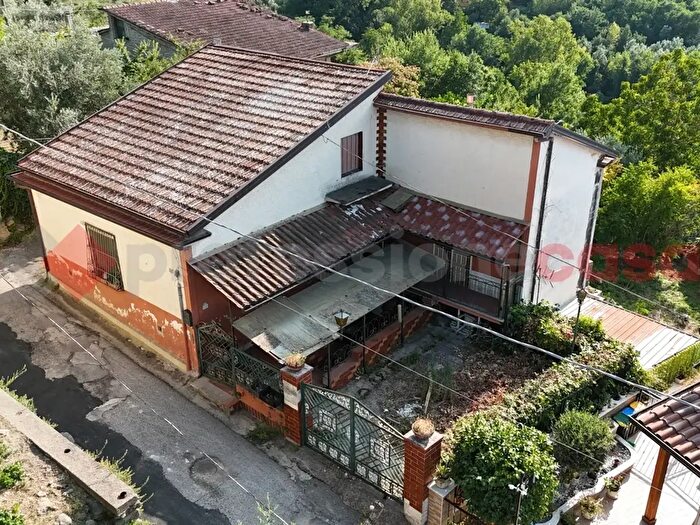 Casa con 5 locali in vendita in Via del Balzo Snc, Roccabascerana