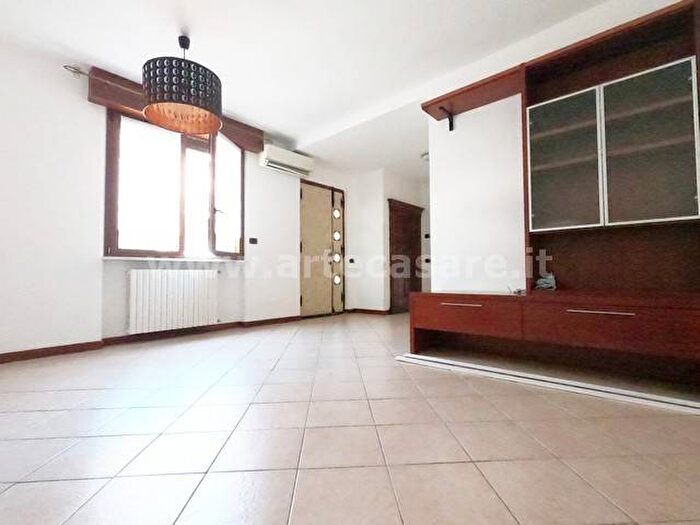 Casa trilocale in affitto in Via Novembre, Centro, Parabiago