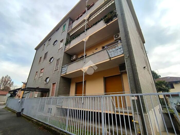 Appartamento bilocale in vendita in Via Pietrasanta, Robecco Sul Naviglio