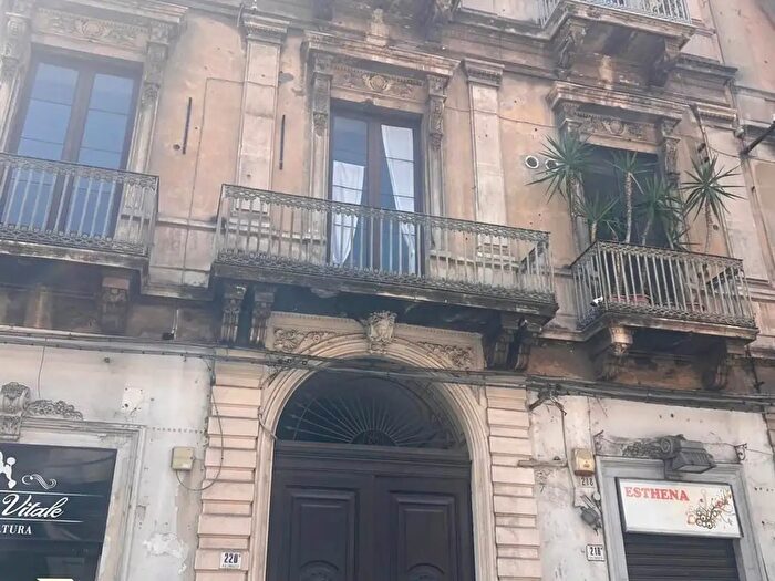 Appartamento con 5 locali in affitto in Via Umberto, Catania