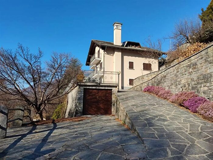 Casa con 10 locali in vendita in Craveggia, Craveggia