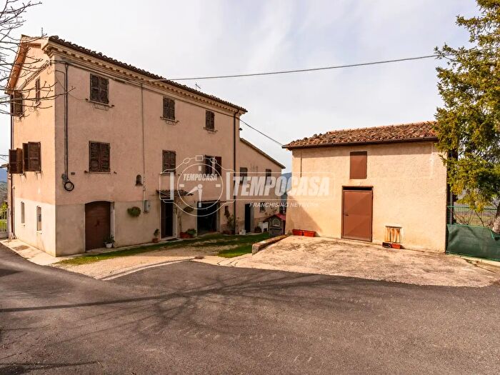 Casa con 7 locali in vendita in Matelica