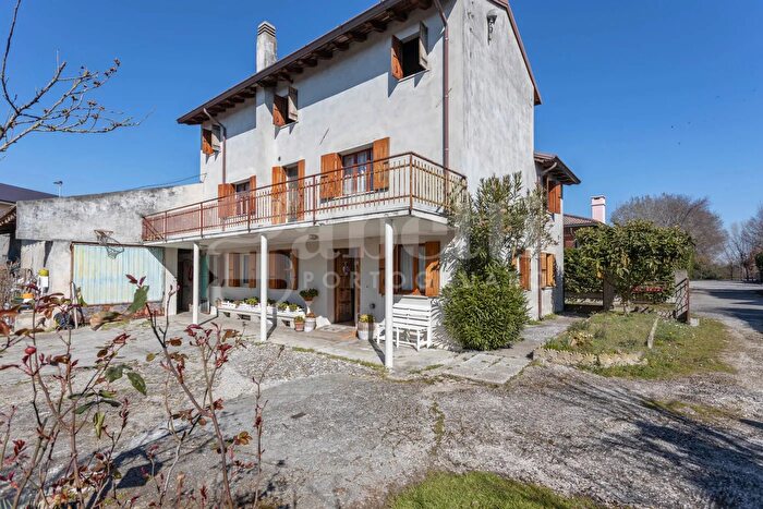 Casa con 6 locali in vendita in Via Ettore Tito, Portogruaro