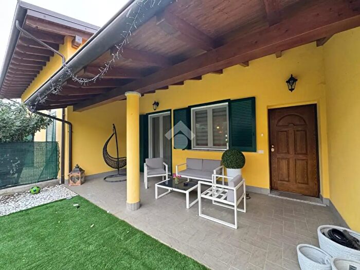 Casa quadrilocale in vendita in Via Sandro Pertini, Suno