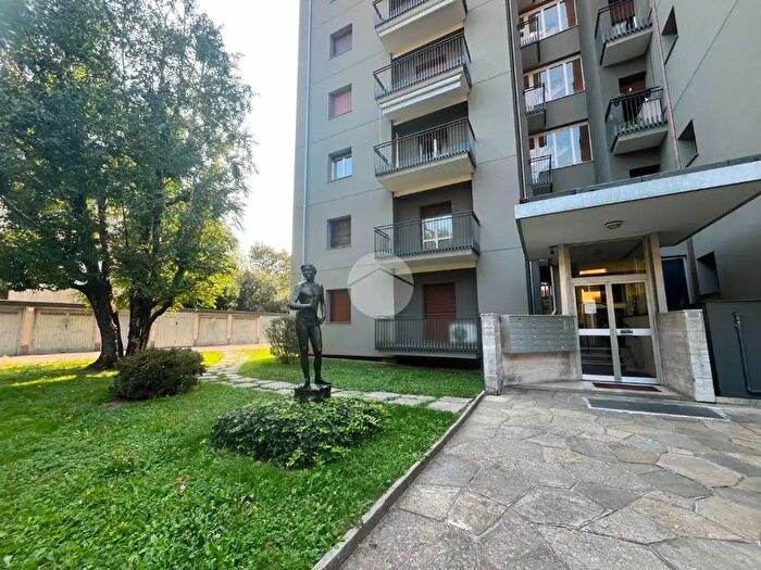 Appartamento trilocale in vendita in Via Nino Bixio, Carate Brianza