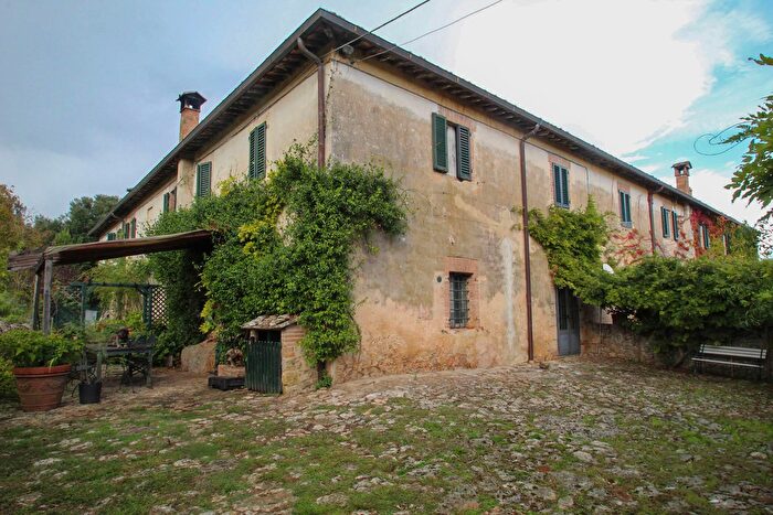 Casa con 8 locali in vendita in Siena