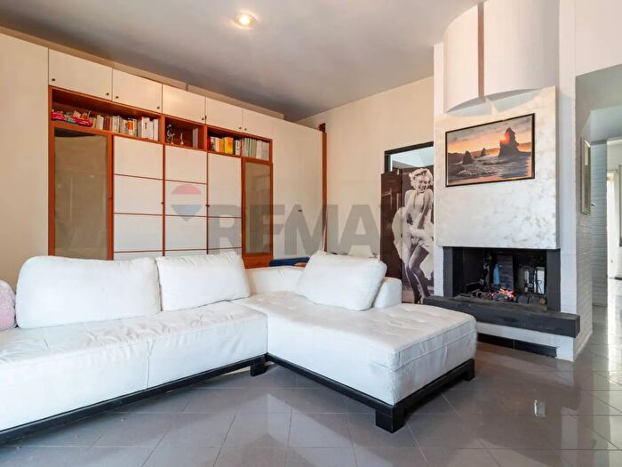 Appartamento trilocale in vendita in Via Massa di San Giuliano, Roma