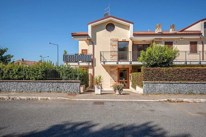 Appartamento trilocale in vendita in Via Rocca di Papa, Grottaferrata